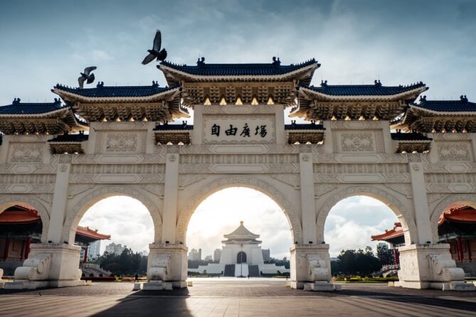 Chiang Kai-shek Memorial Hall framed in the central arch of the Liberty Square gate